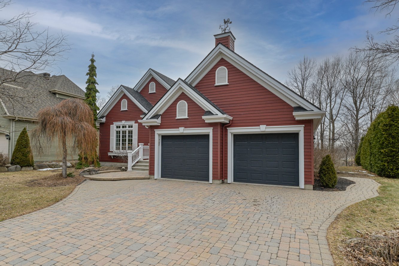 Entrée pavée pouvant accueillir plusieurs voitures