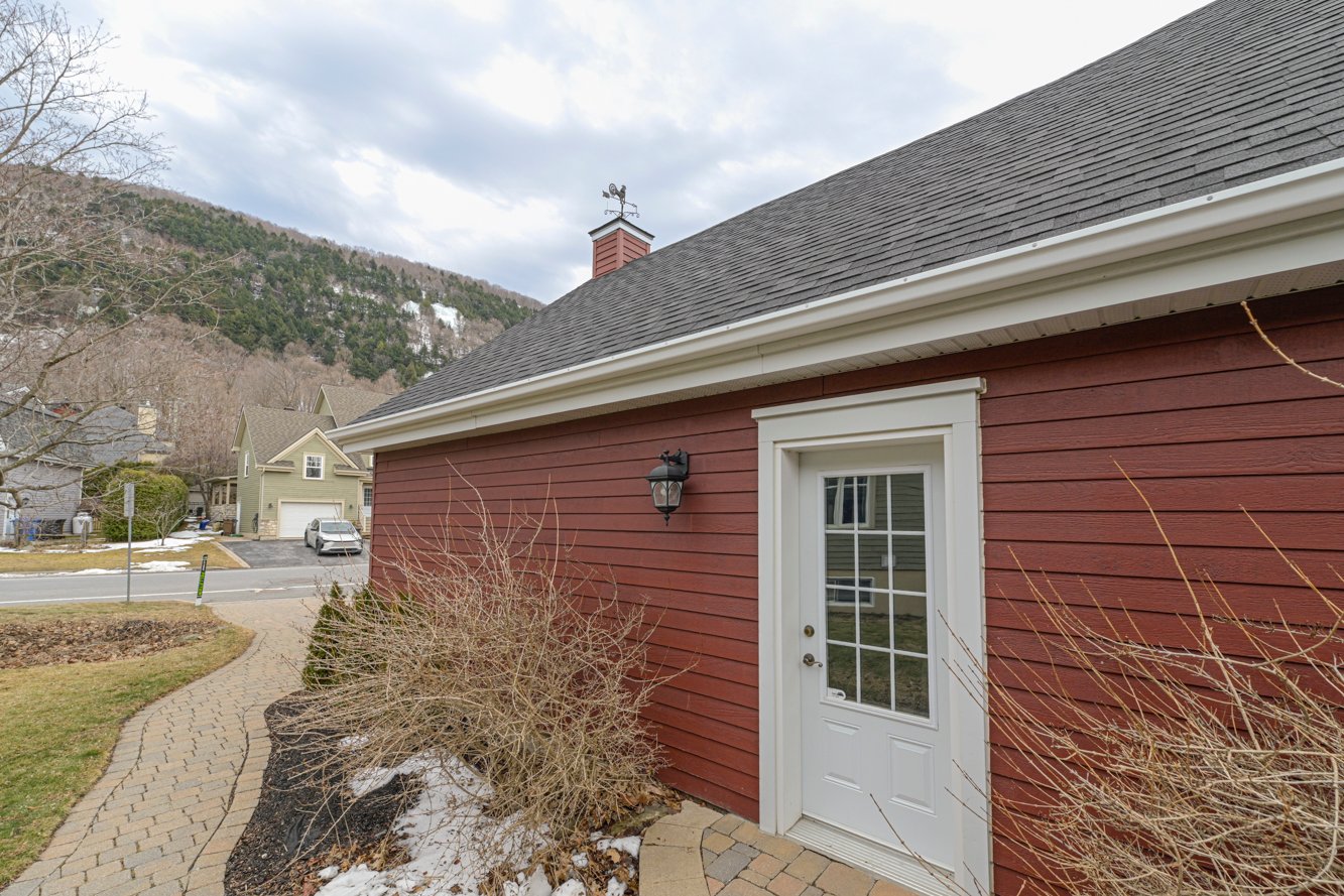 Accès au garage, possibilité d'entrée indépendante