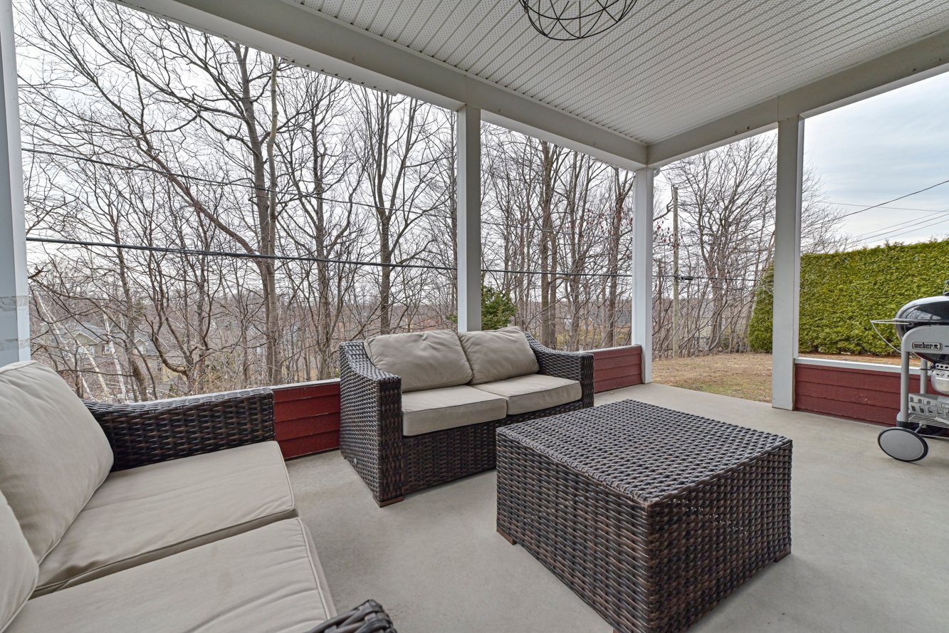 Terrain de plus de 8 900 pi²