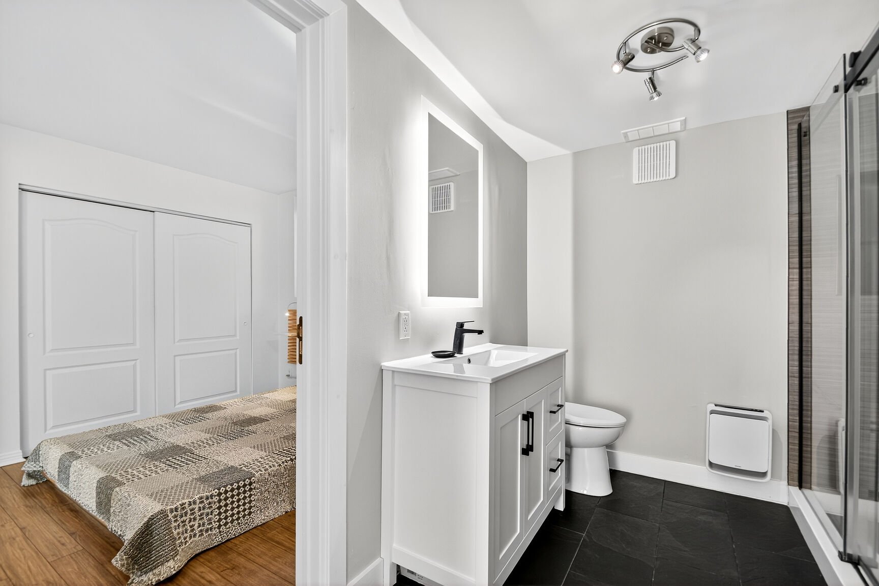 Attenante à la salle de bain