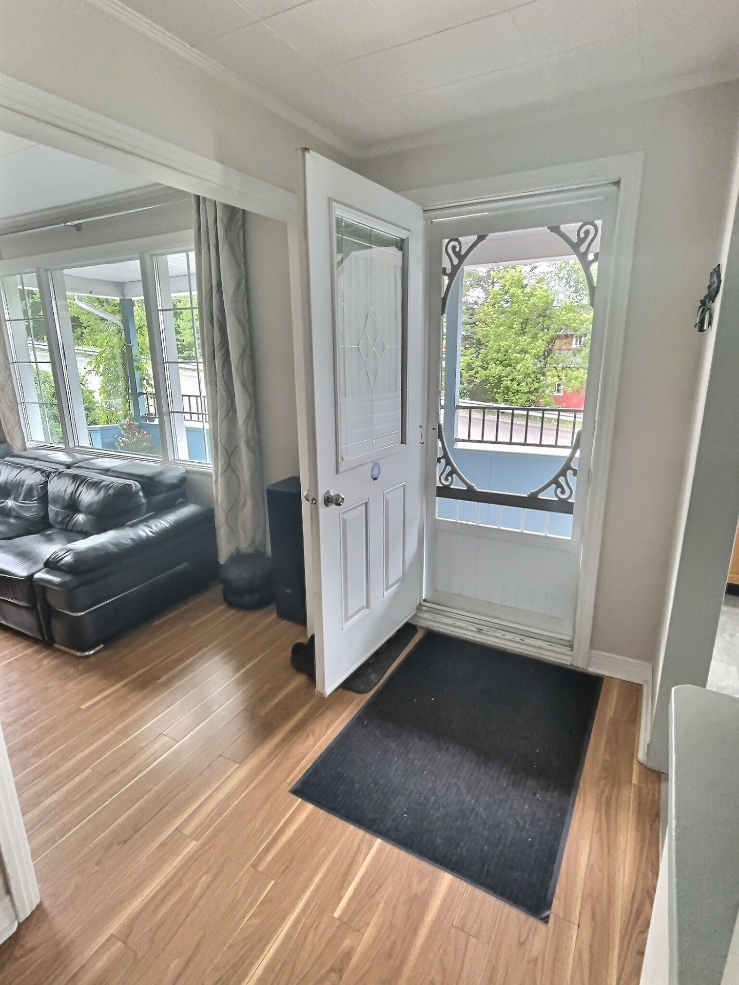 Vue sur Entrée Extérieur/ Salon