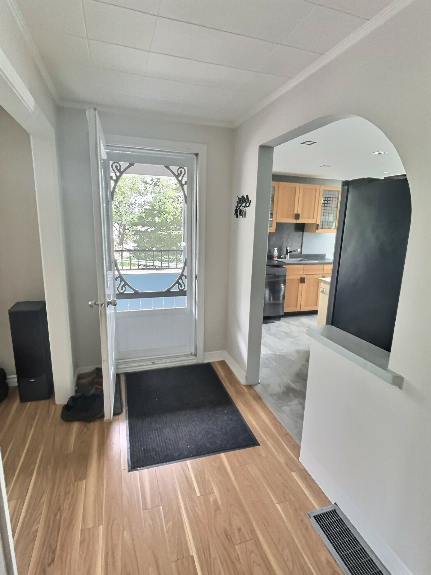 Vue sur Entrée Extérieur/ Cuisine