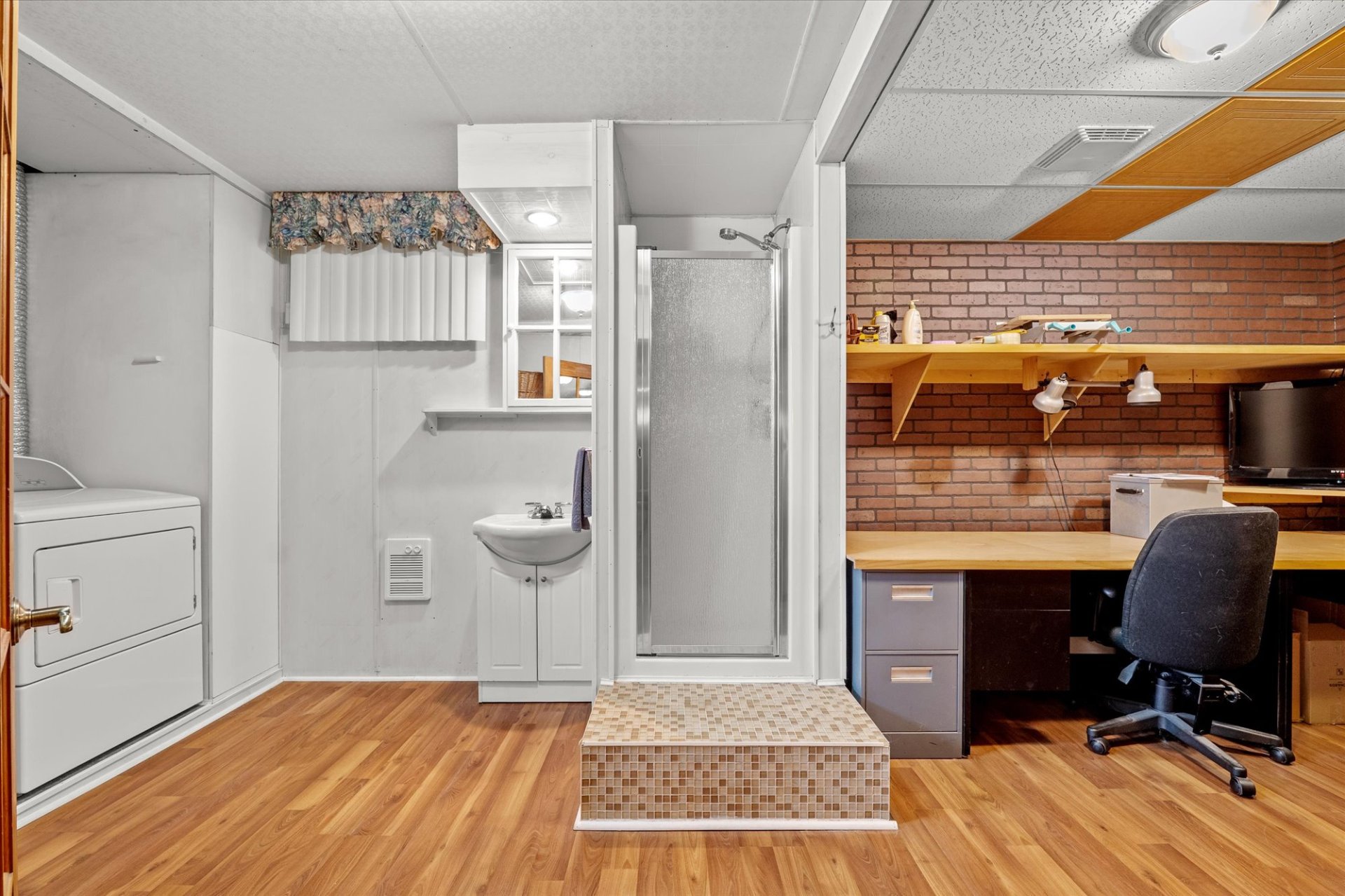 Sous-Sol, salle de lavage et bureau