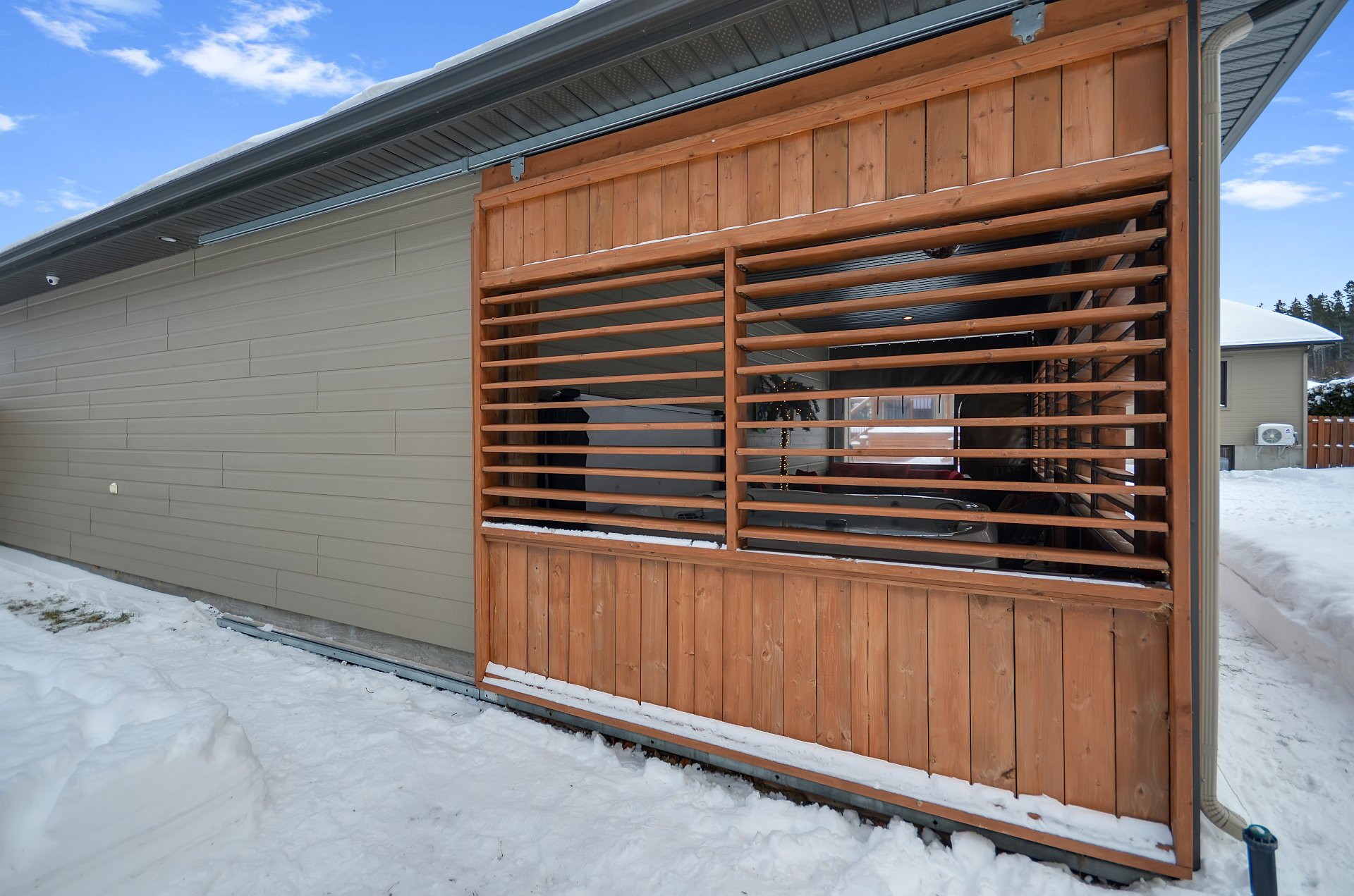 Espace détente couvert attenant au garage.