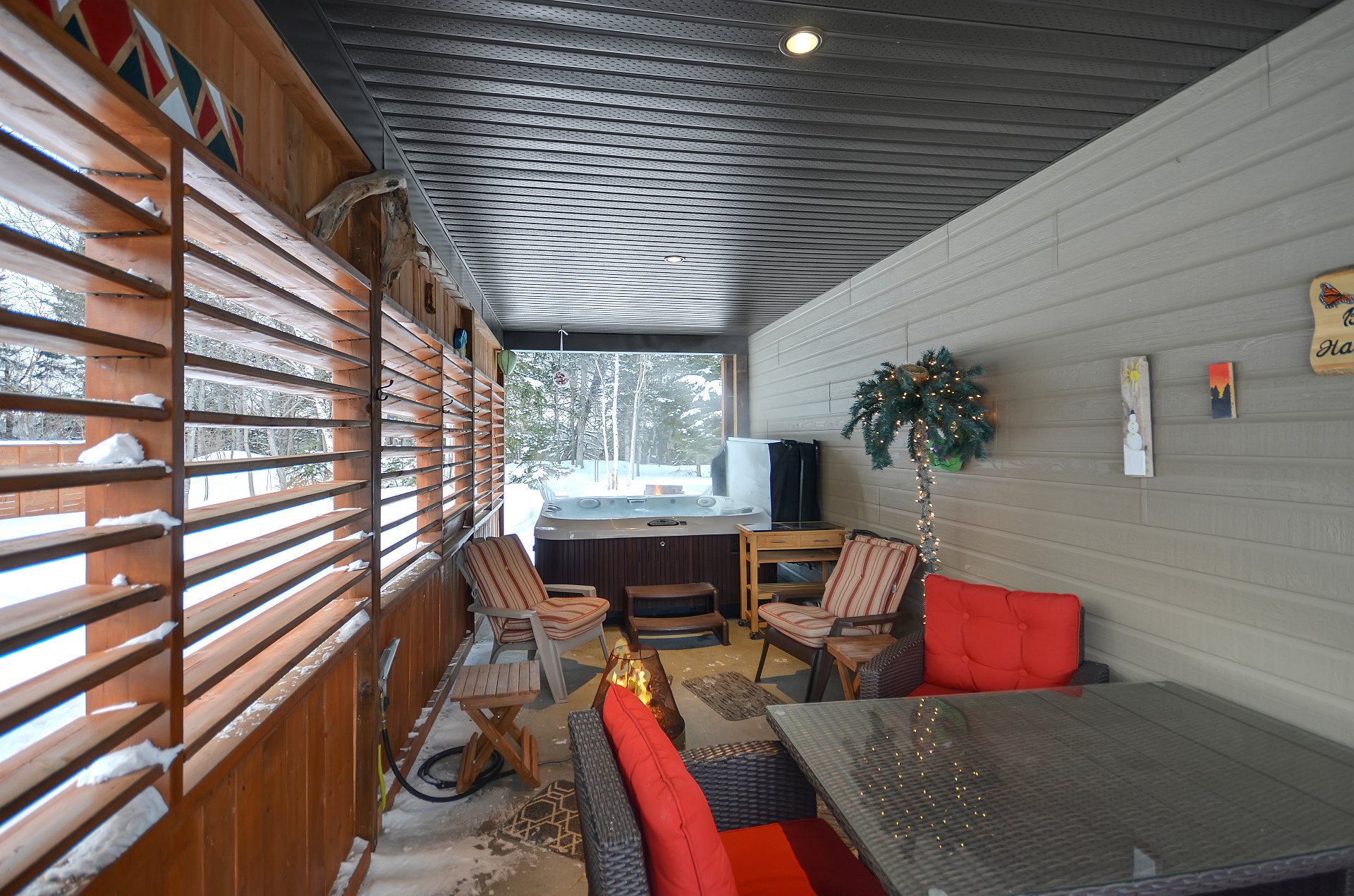 Espace détente couvert attenant au garage.