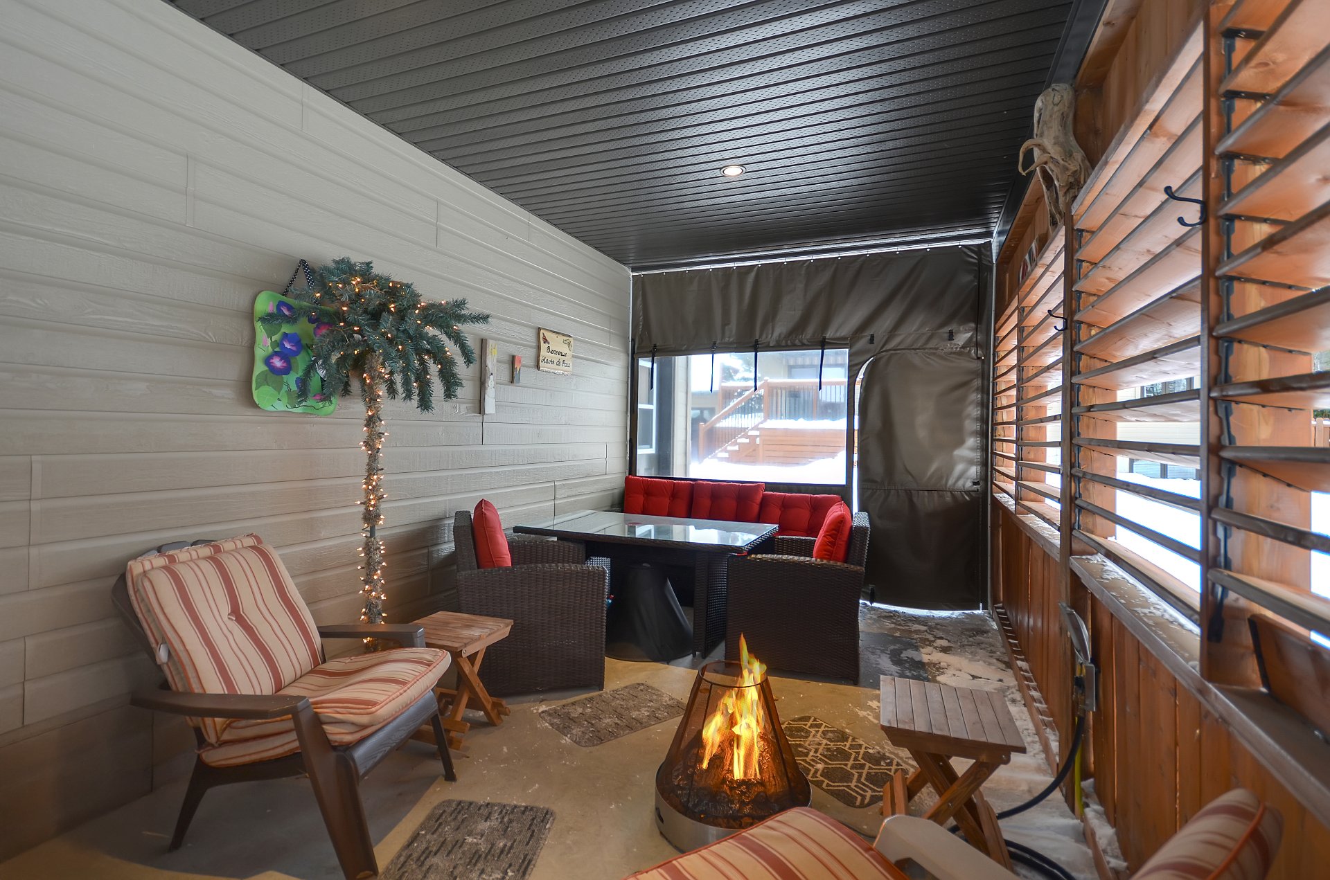 Espace détente couvert attenant au garage.