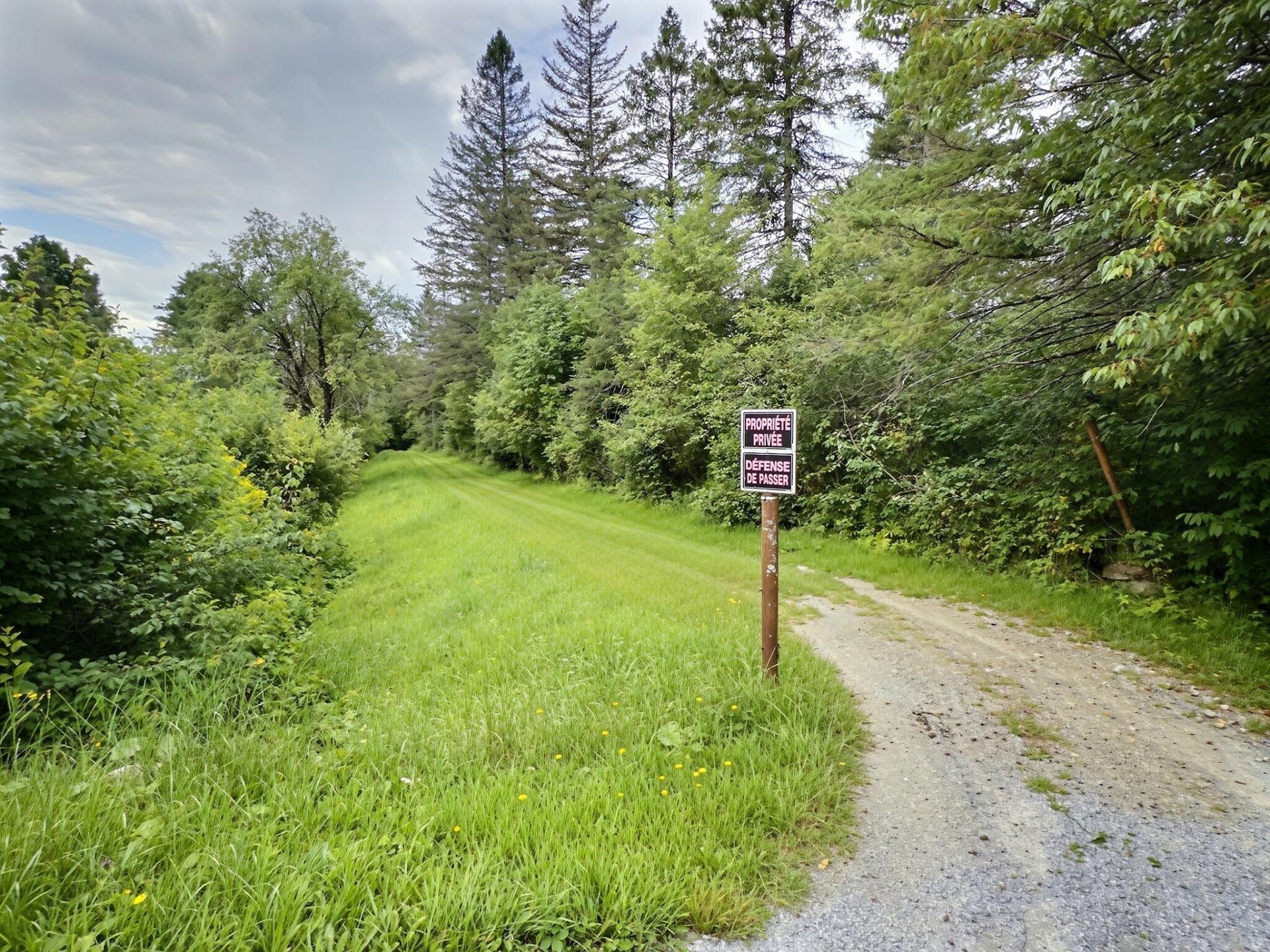 Entrée du chemin d'accès à la rivière