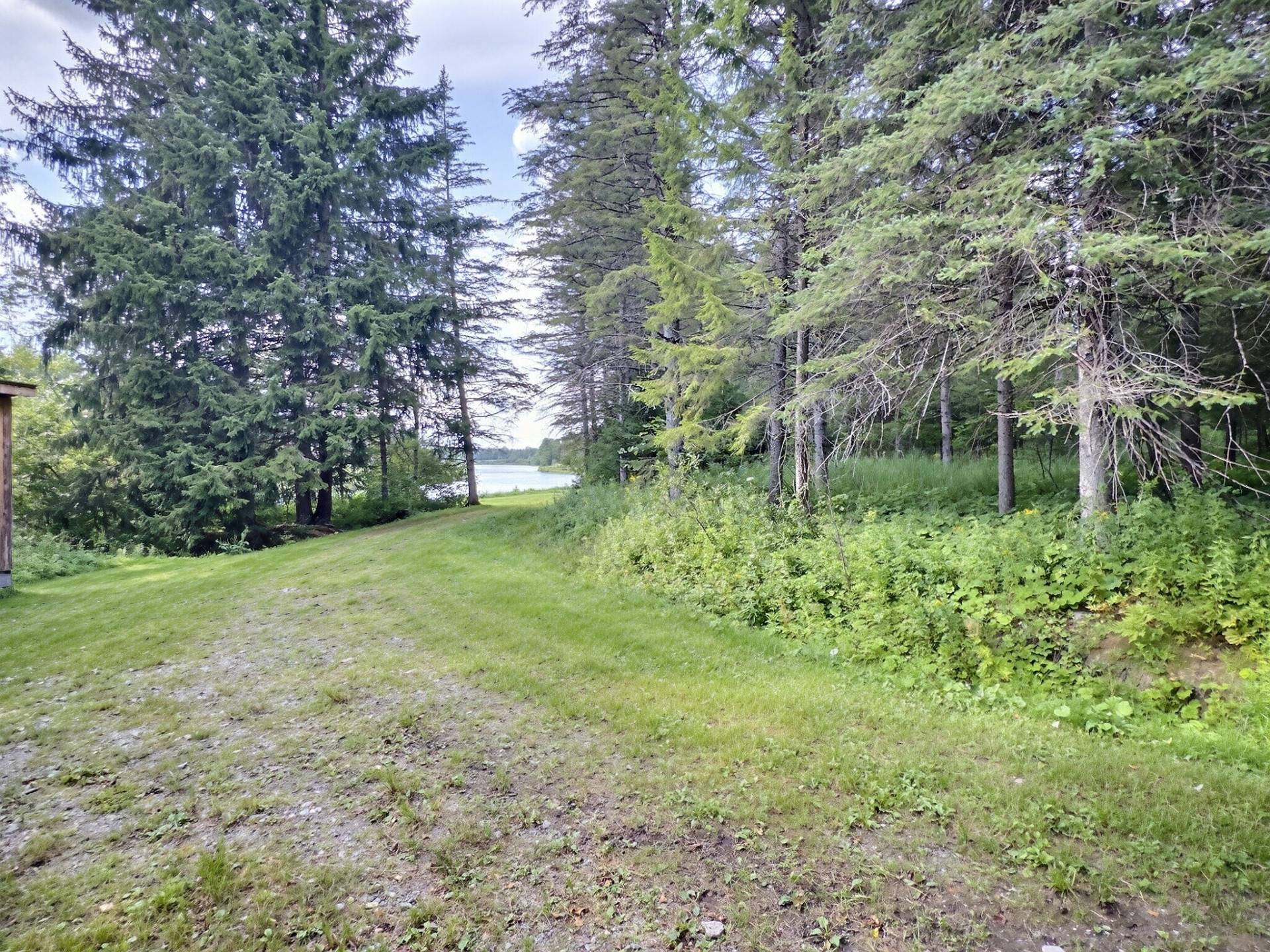 Chemin d'accès pour la rivière