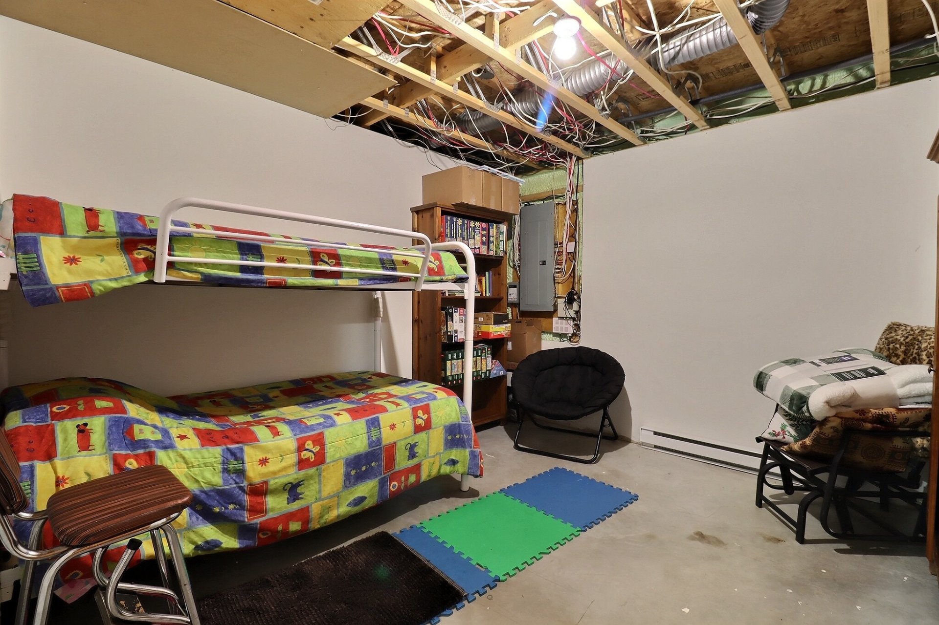 pièce polyvalente pour bureau, rangement, gym