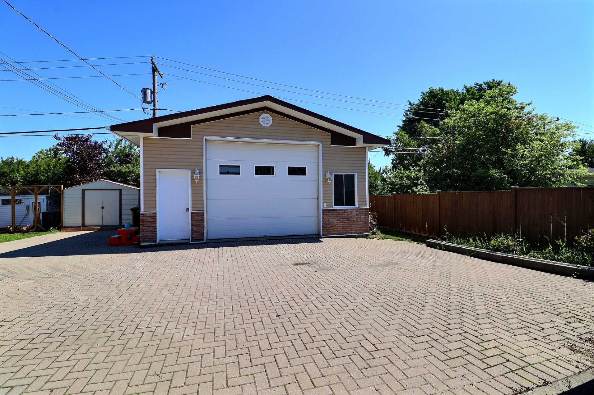 Garage détaché et cour pavée