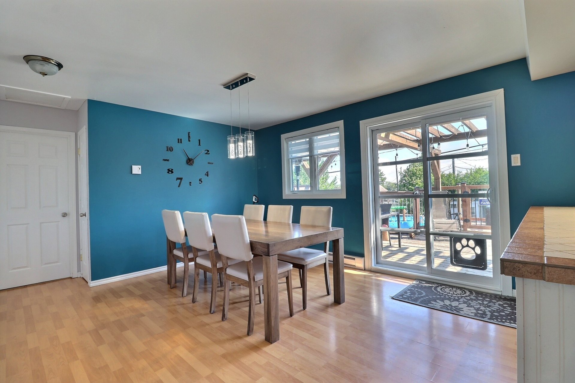 Salle à manger et accès à la terrasse