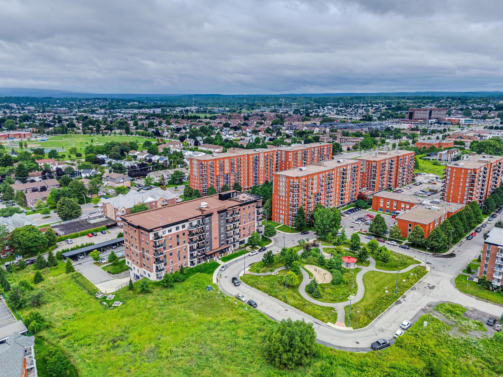 Vue aérienne du toît de la batisse des environs