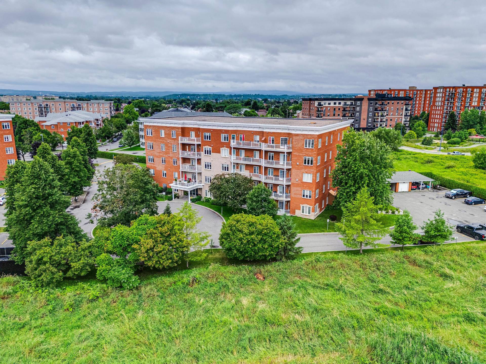 Vue aérienne de la bâtisse et environs