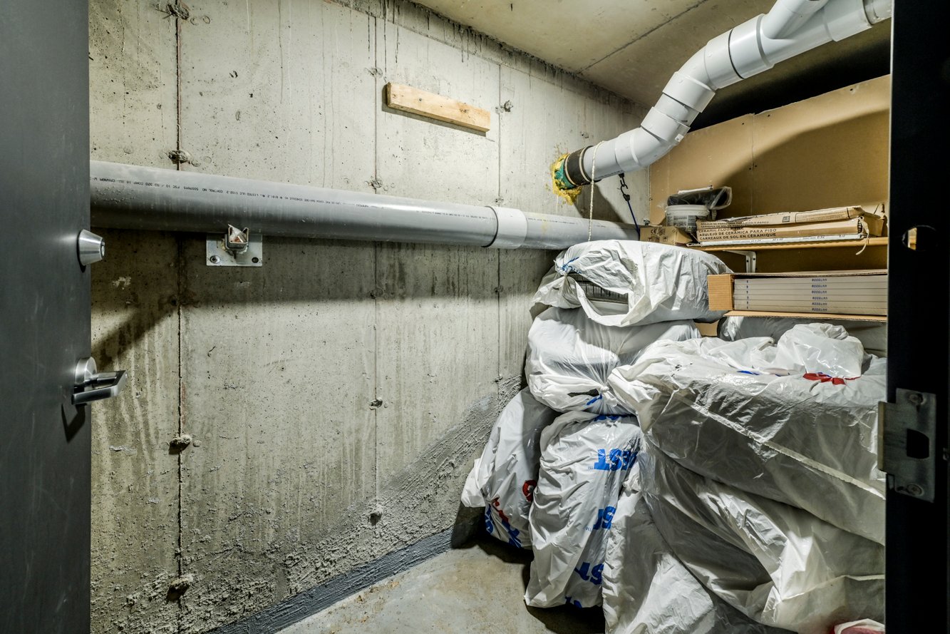 Adjacent à l'espace de stationnement intérieur