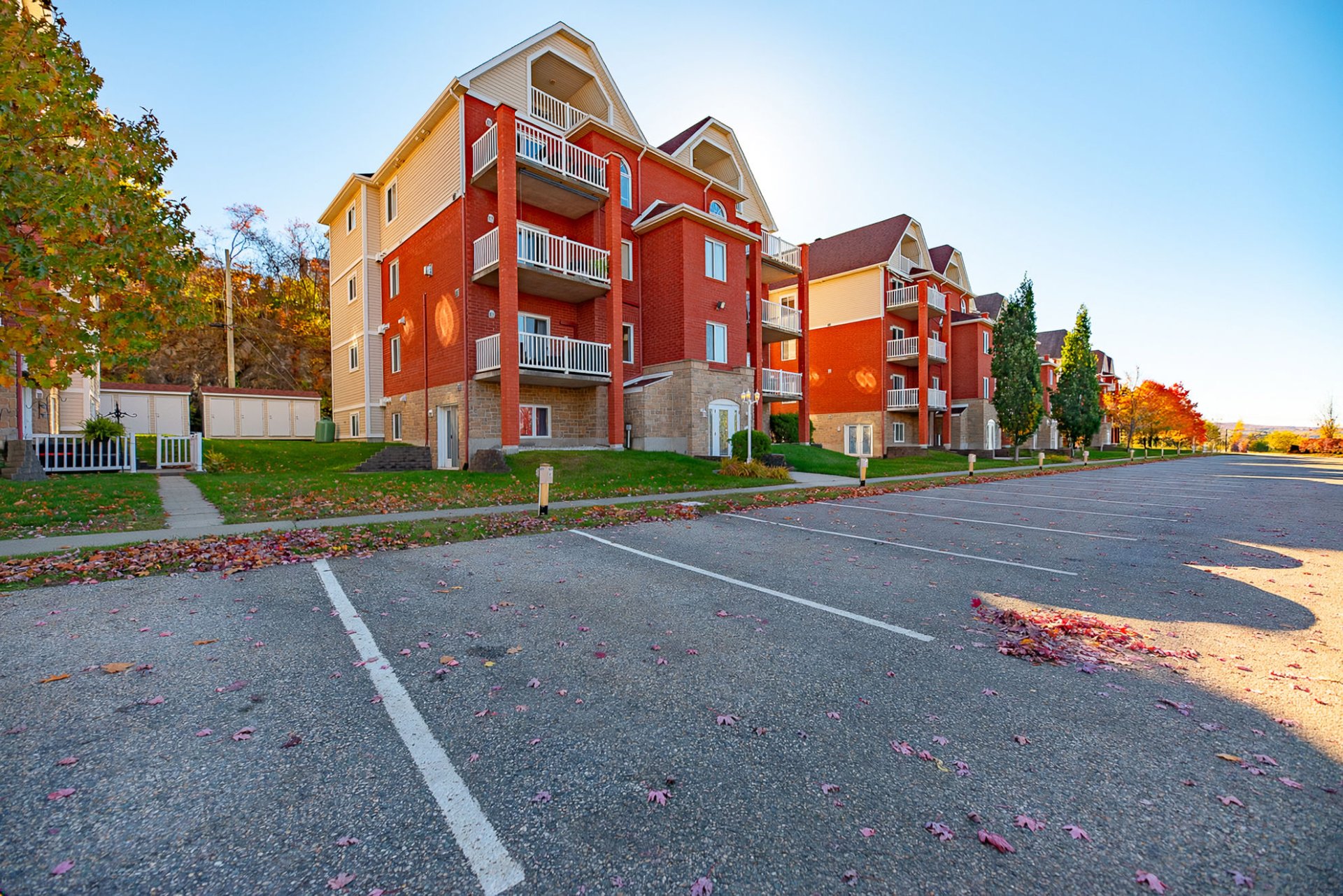 1er stationnement directement devant le condo