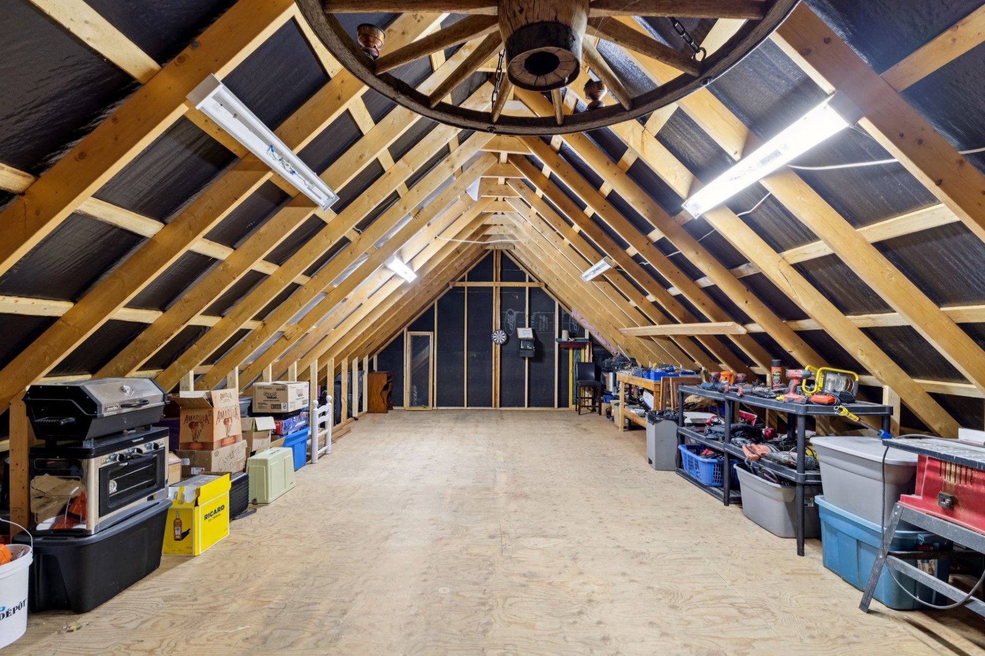 Peut-être isolé et terminé en salle de séjour.