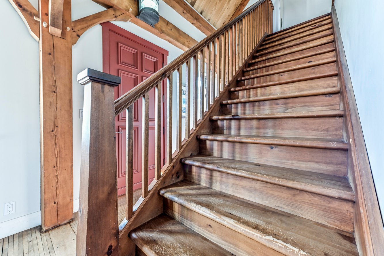 Escalier vers le 2e étage