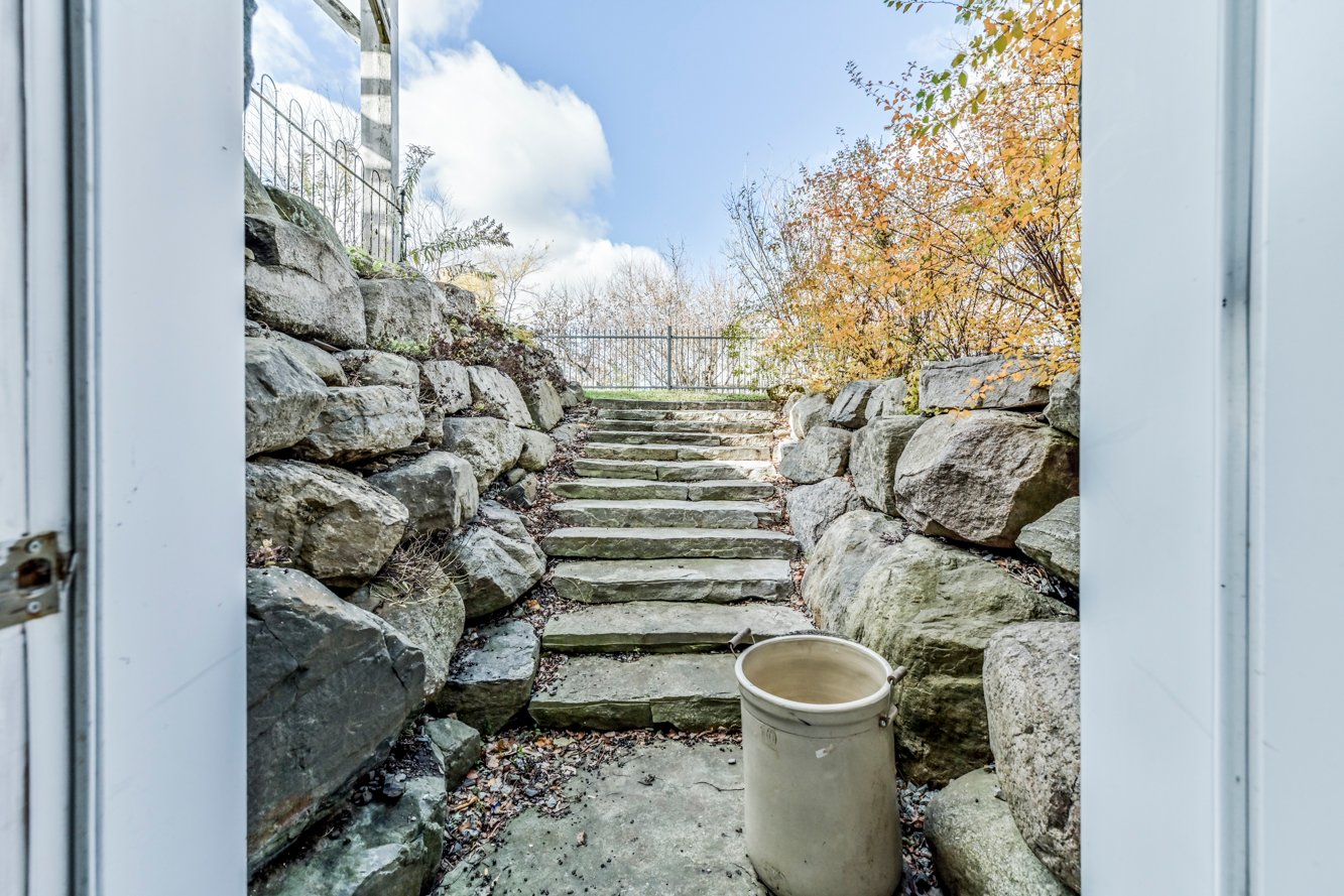 Porte située sur la face arrière de la maison