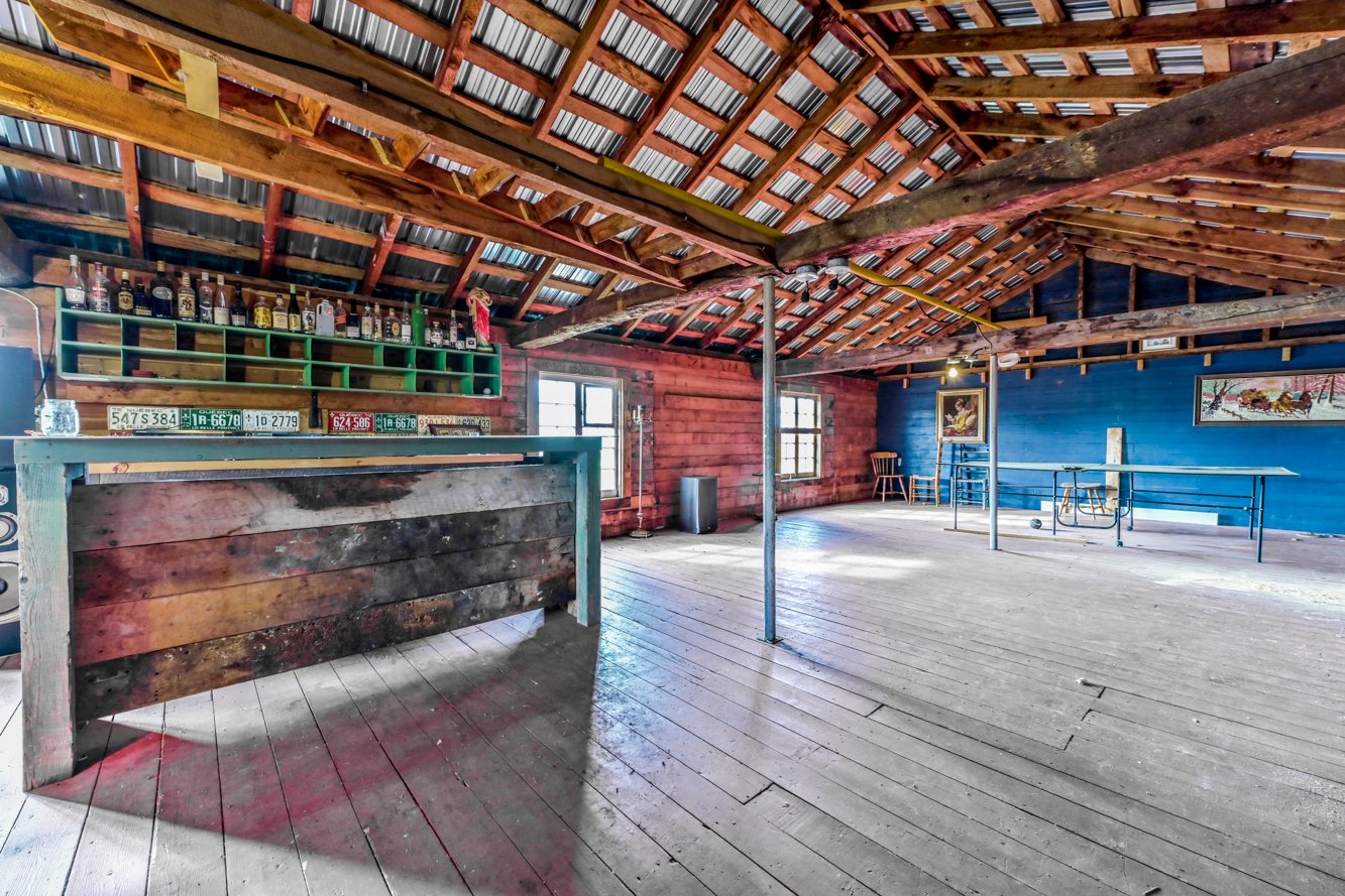 Salon, salle de jeux, bar, atelier...