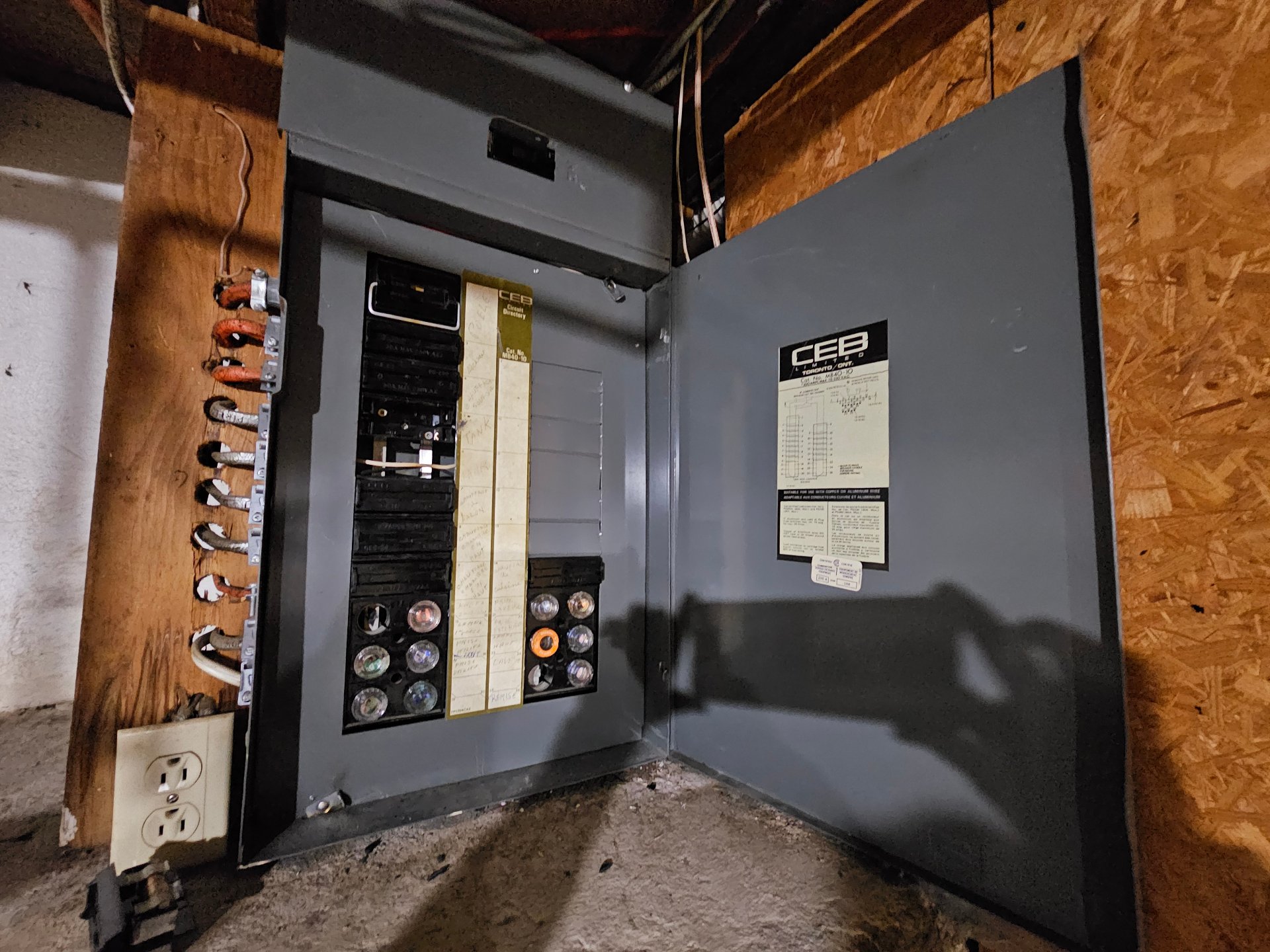 Panneau électrique à fussibles.