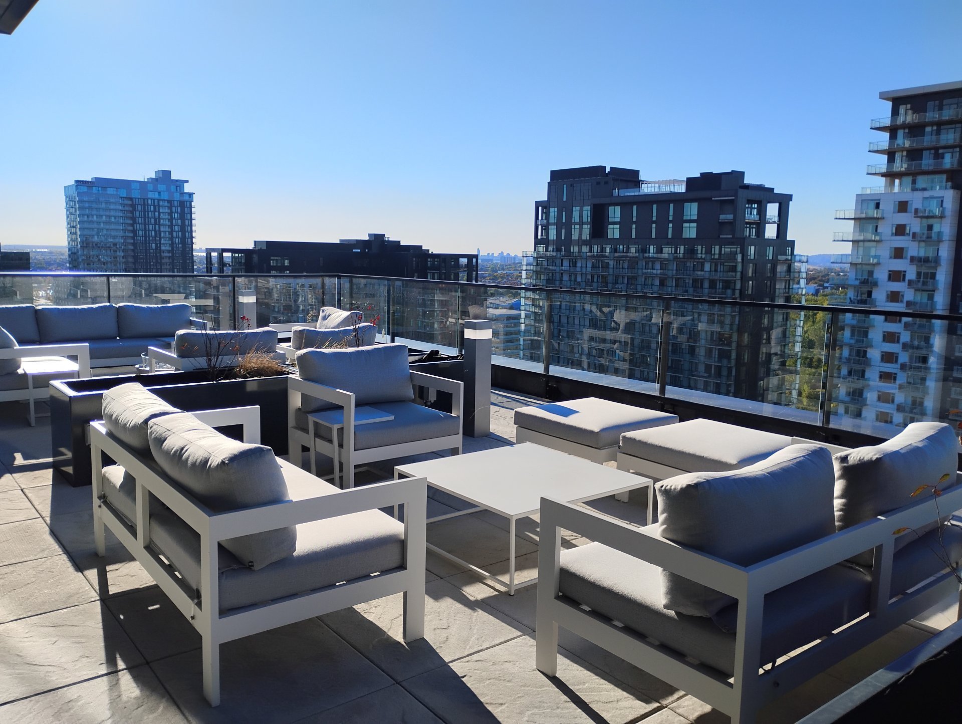 Terrasse sur le toit avec divans