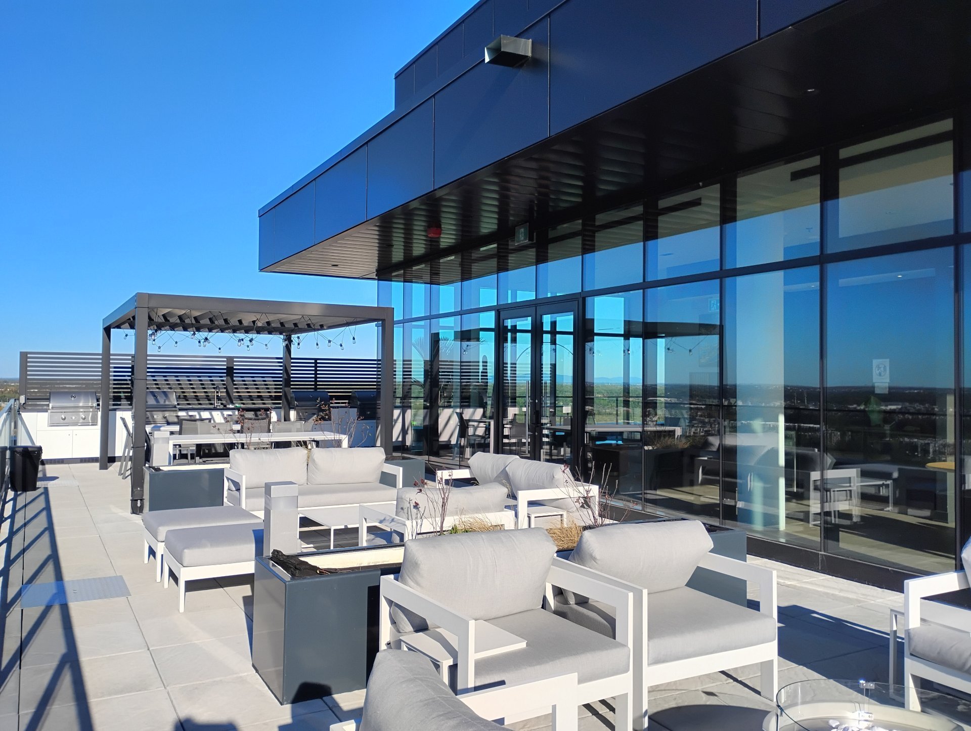 Terrasse sur le toit avec divans