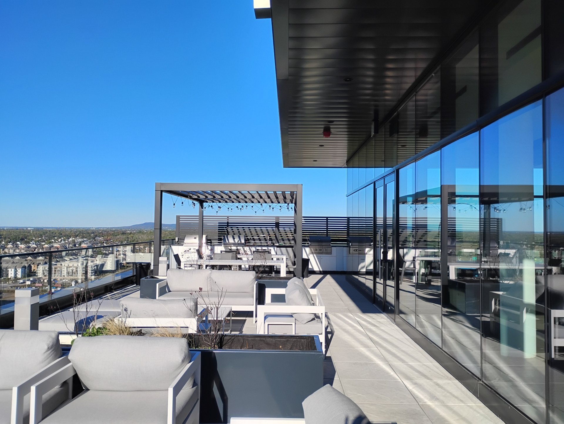 Terrasse sur le toit avec divans