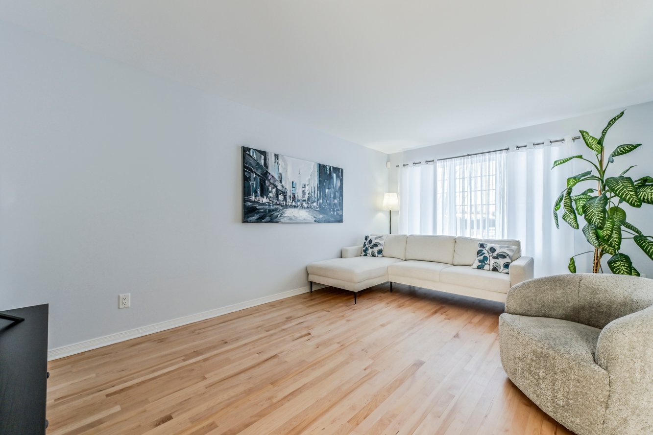 Plancher de bois franc sablé & vernis récemment