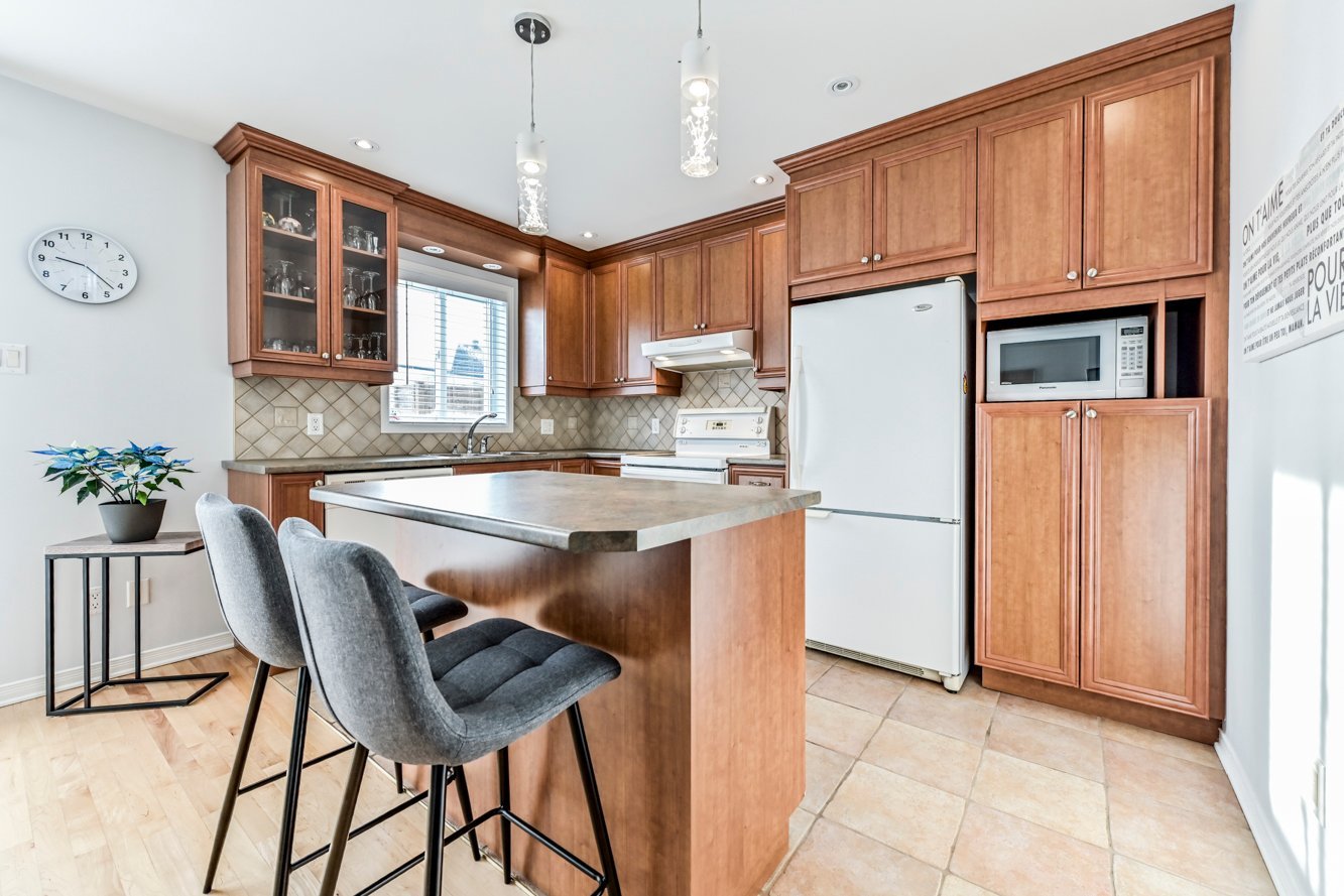 Ilot central et comptoir-lunch