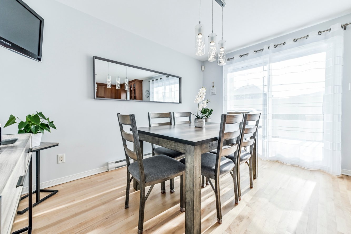 Accès à la cour arrière via porte-patio