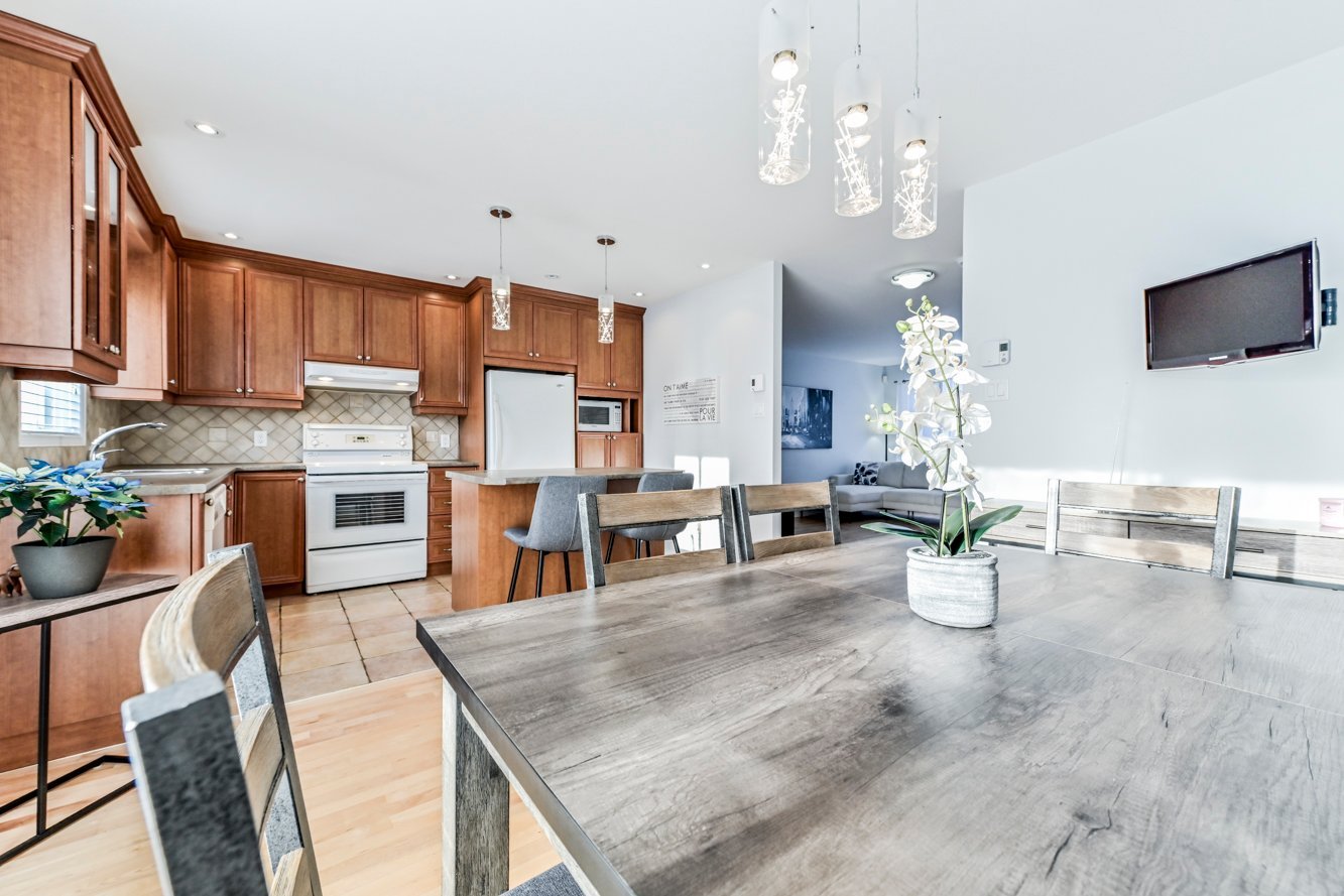 Adjacente à la cuisine, espace convivial