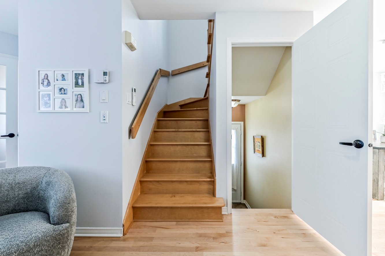 Escalier de bois franc vers le 2e étage