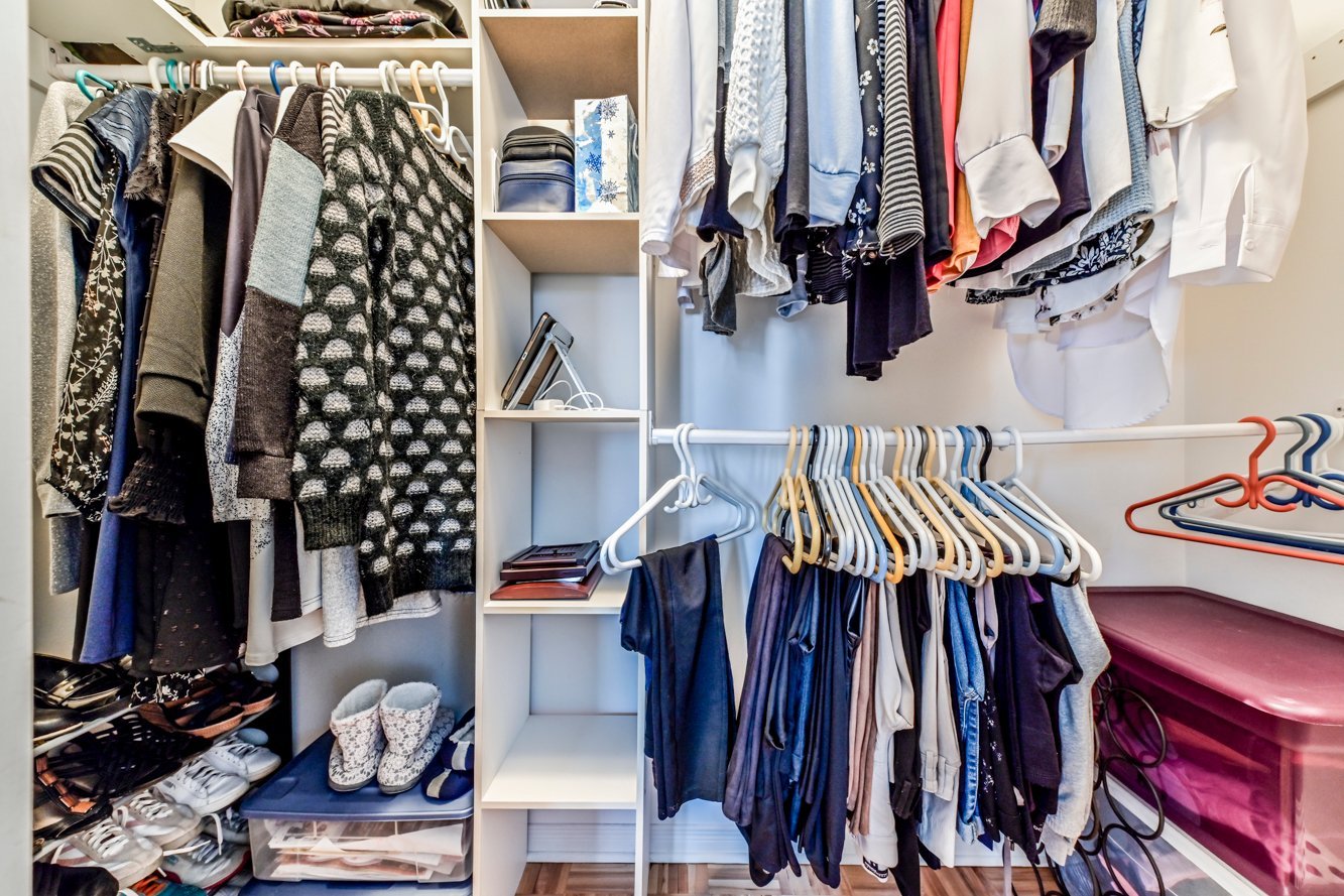 Grande garde-robe double de style walk-in