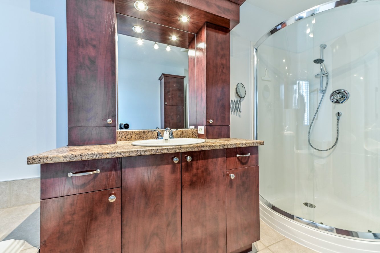 Beaucoup de rangement dans cette salle de bain