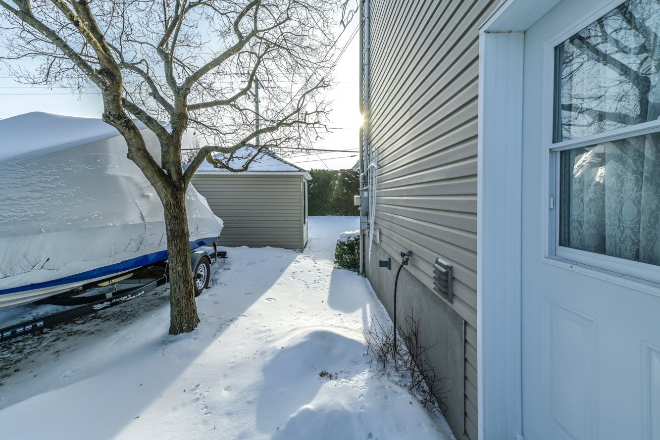 Porte sur le côté de la maison, vers le sous-sol