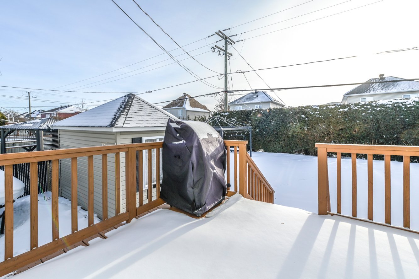 Grand balcon de bois traité
