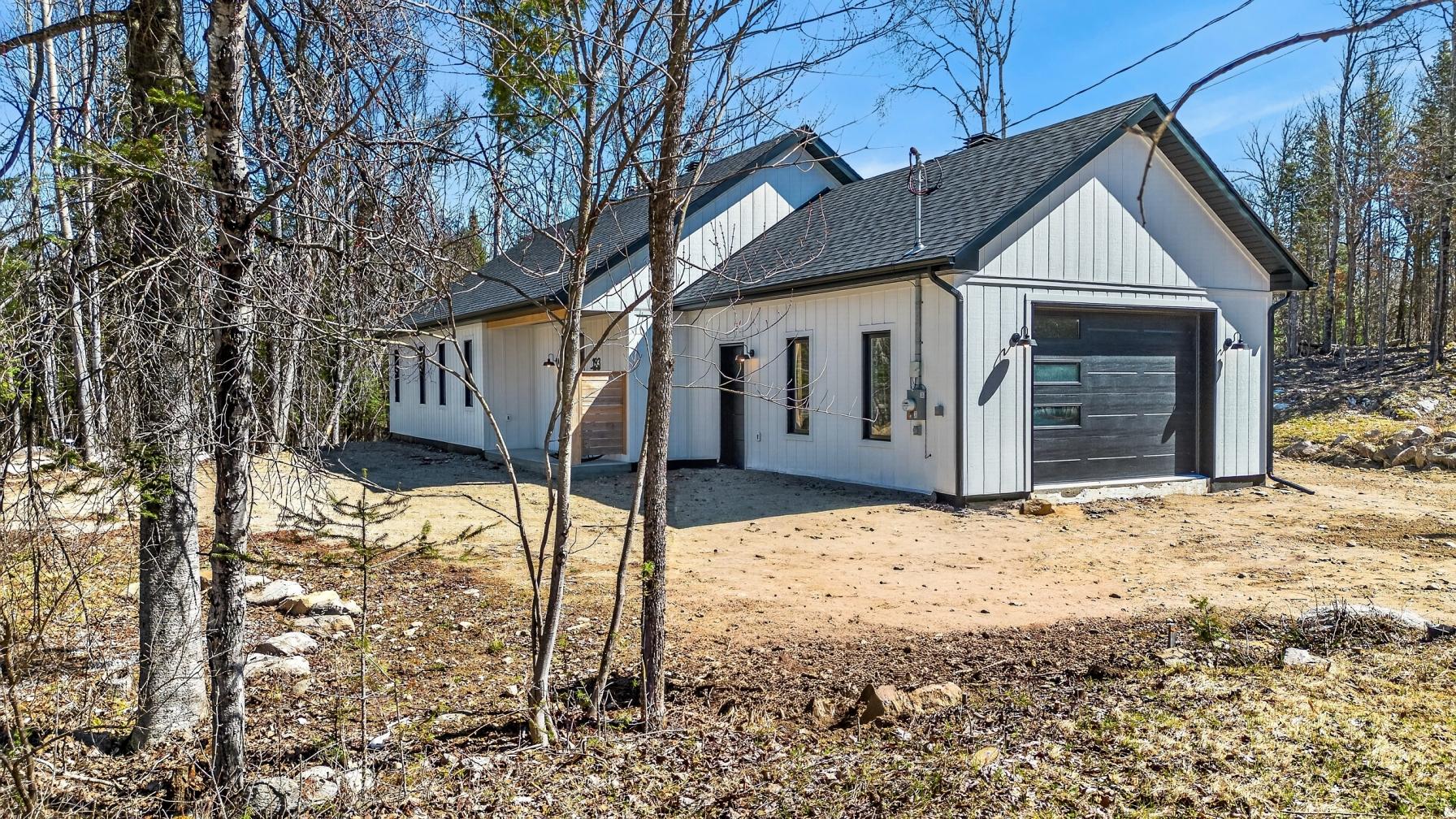 Côté droit avec garage