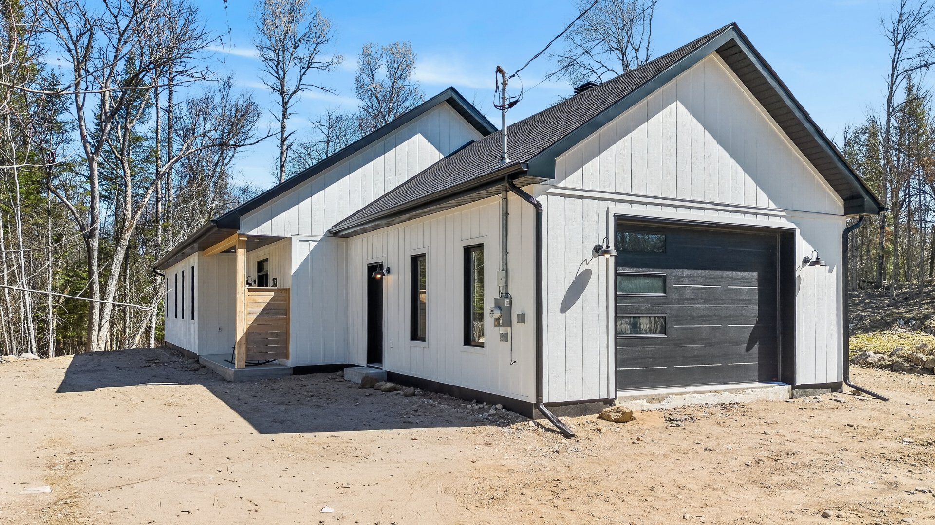 Côté droit avec garage