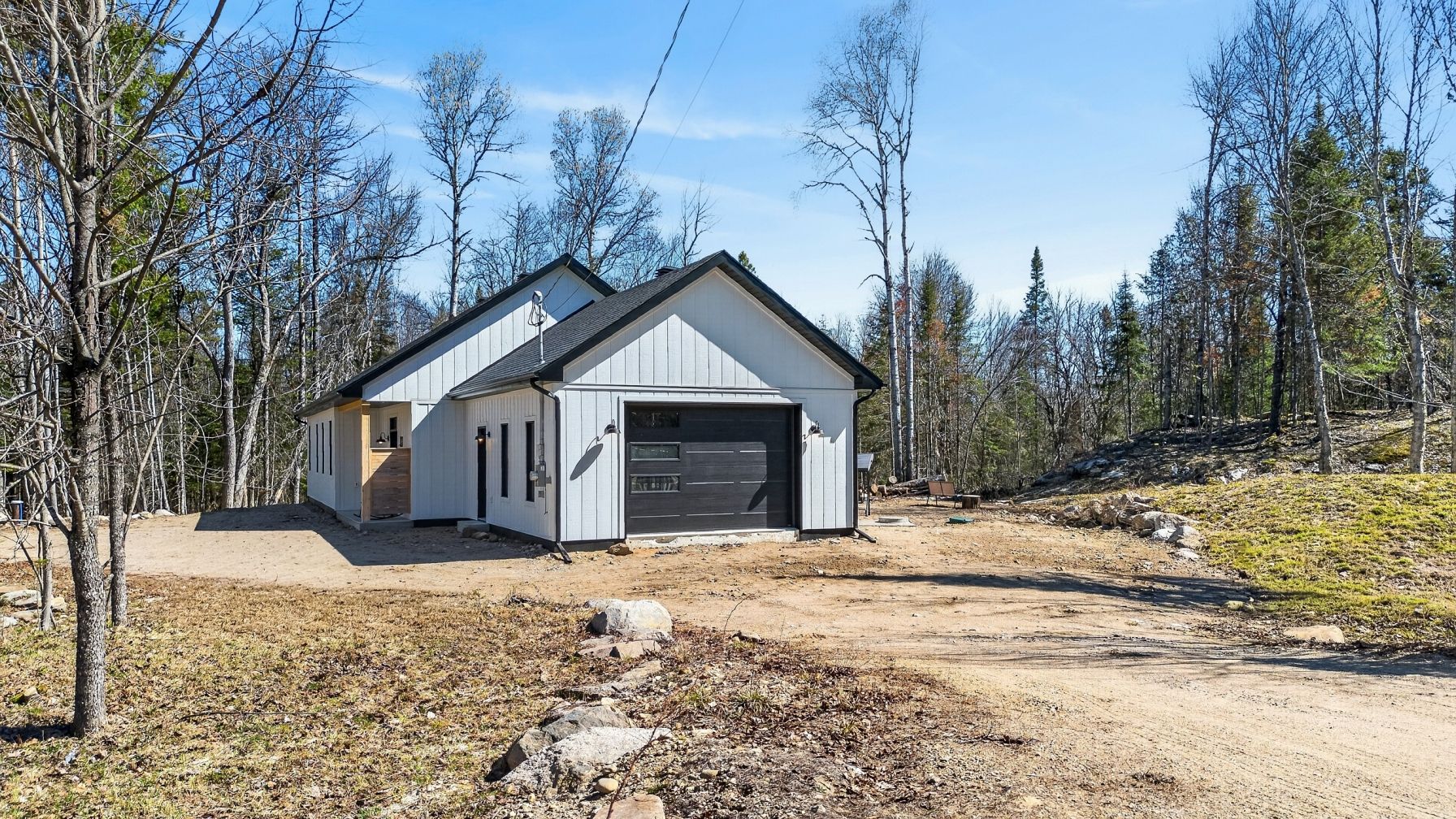 Côté droit avec garage