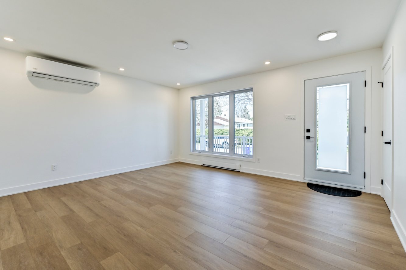Salon lumineux, entrée avec garde-robe