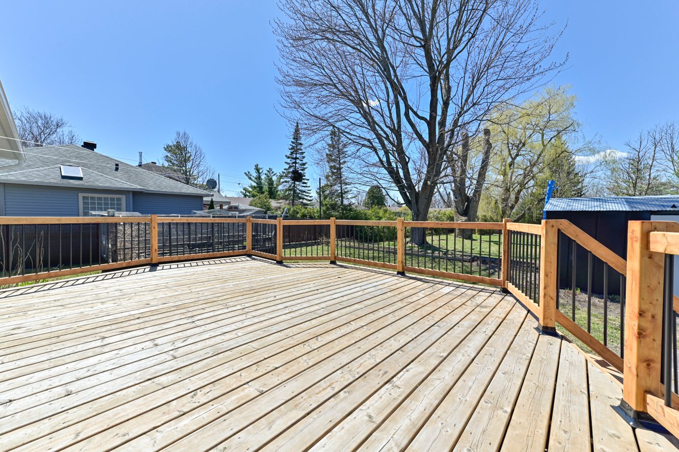 Terrasse arrière spacieuse