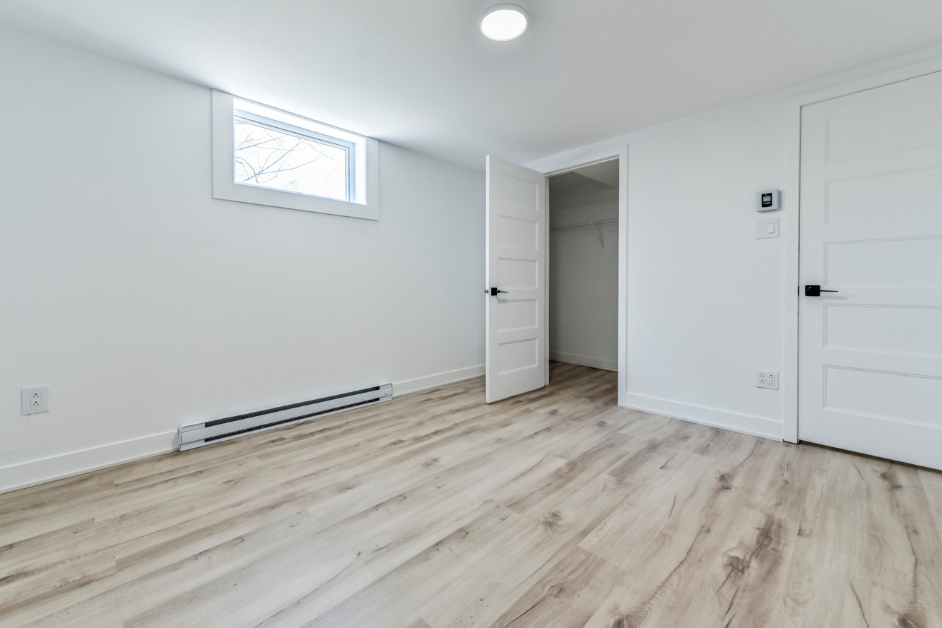 Chambre principale avec grand garde-robe