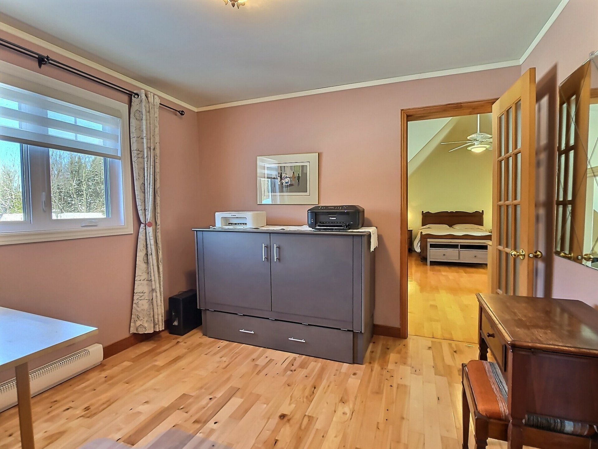 le meuble gris est un lit