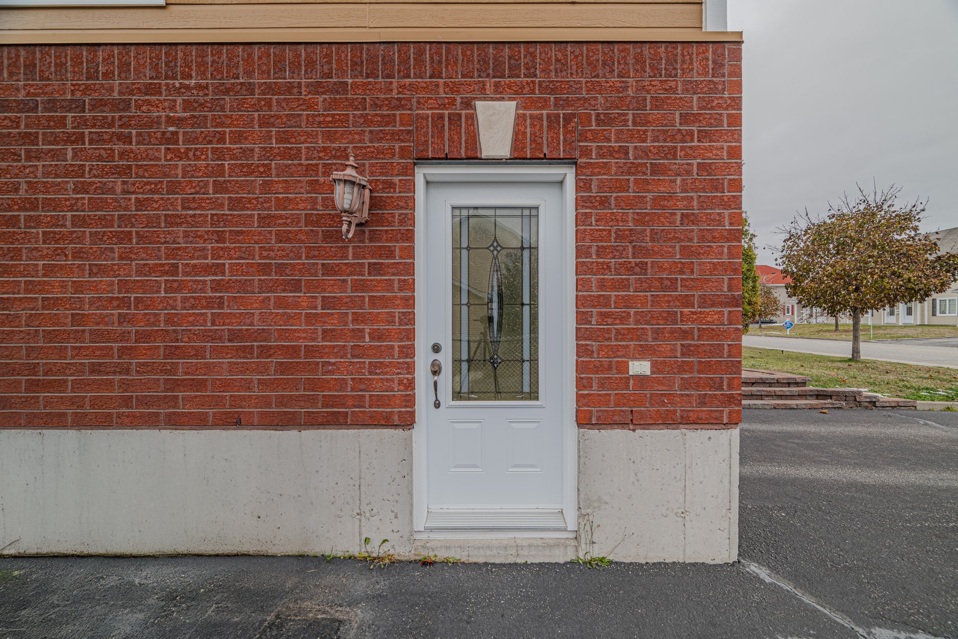 Porte sur le côté du garage