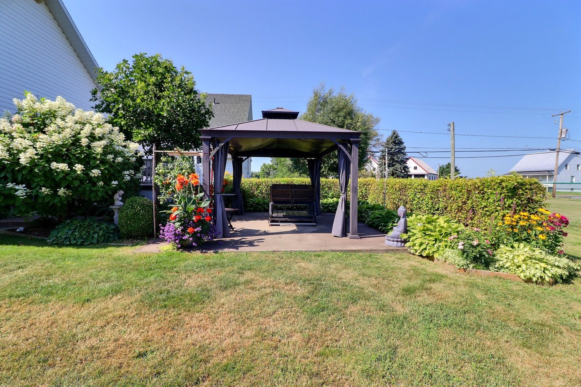 terrasse au sol et gazebo