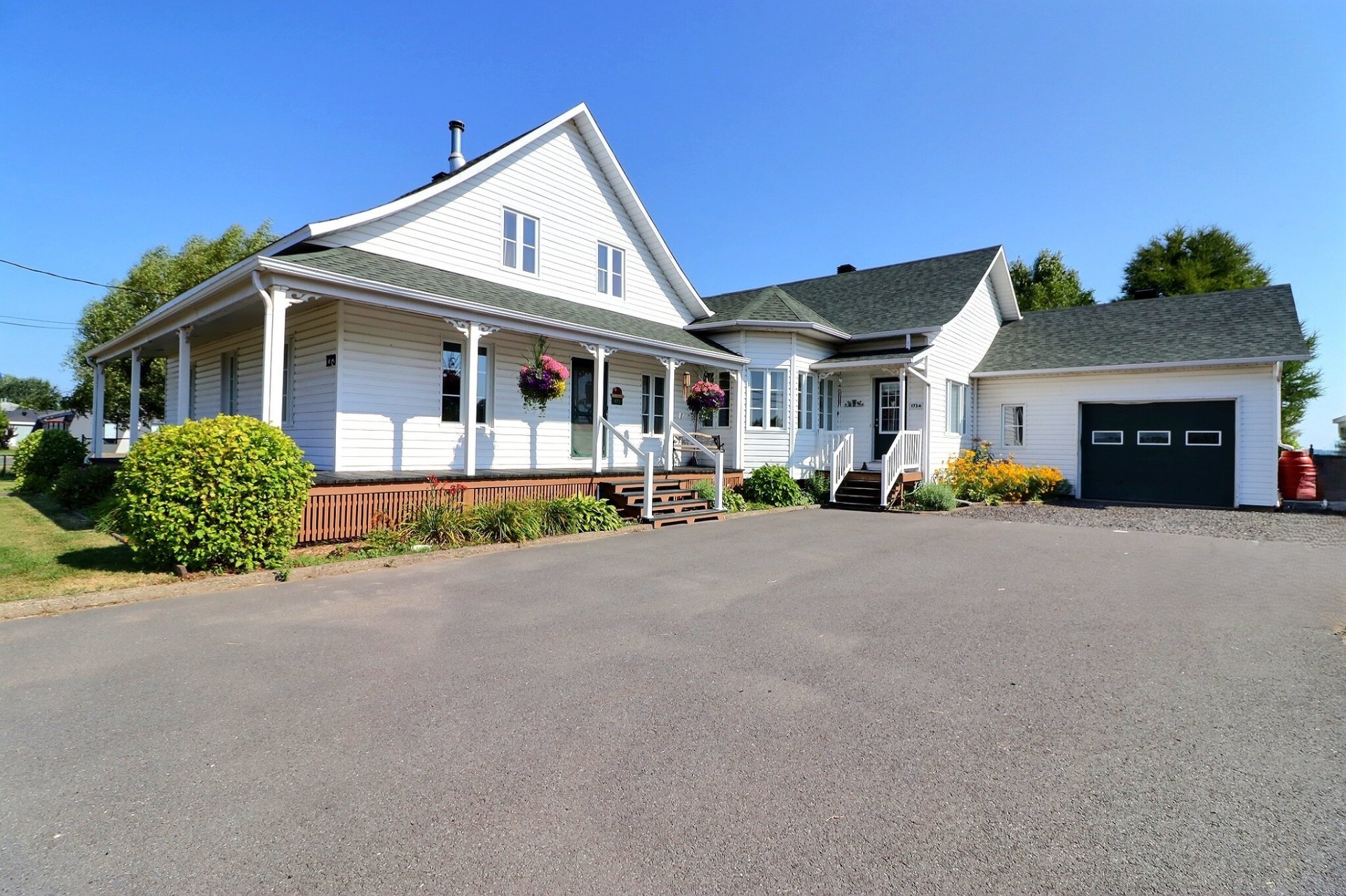 grand stationnement et garage