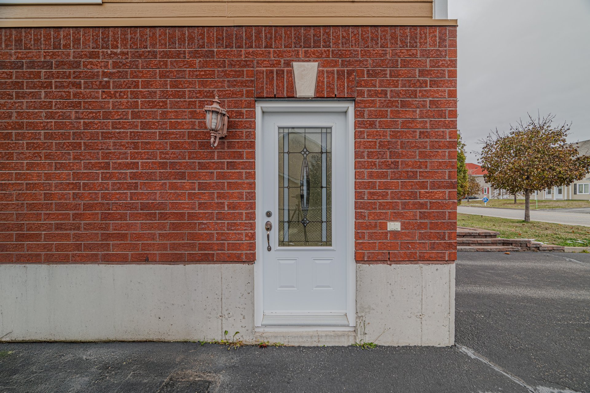 Porte sur le côté du garage