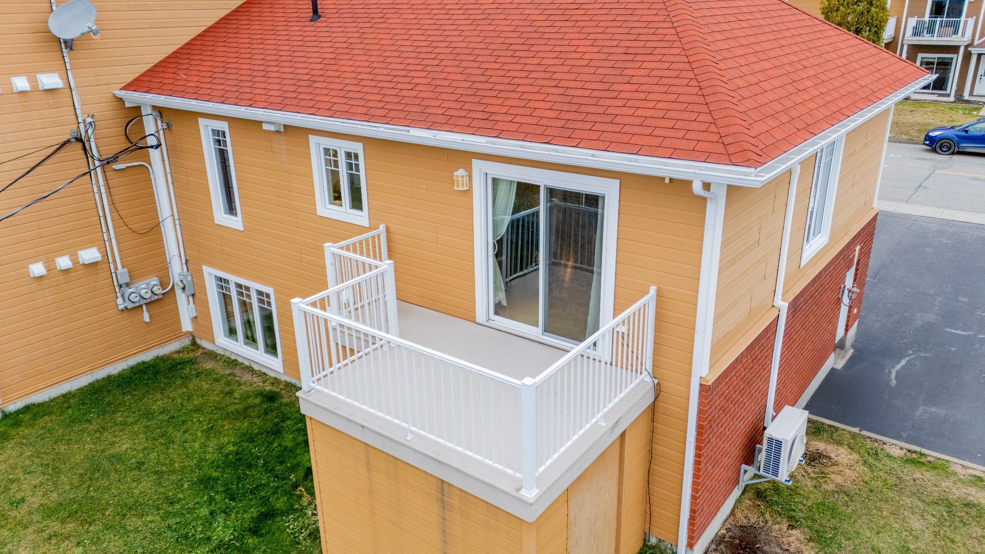 Balcon privé avec remise sous le balcon