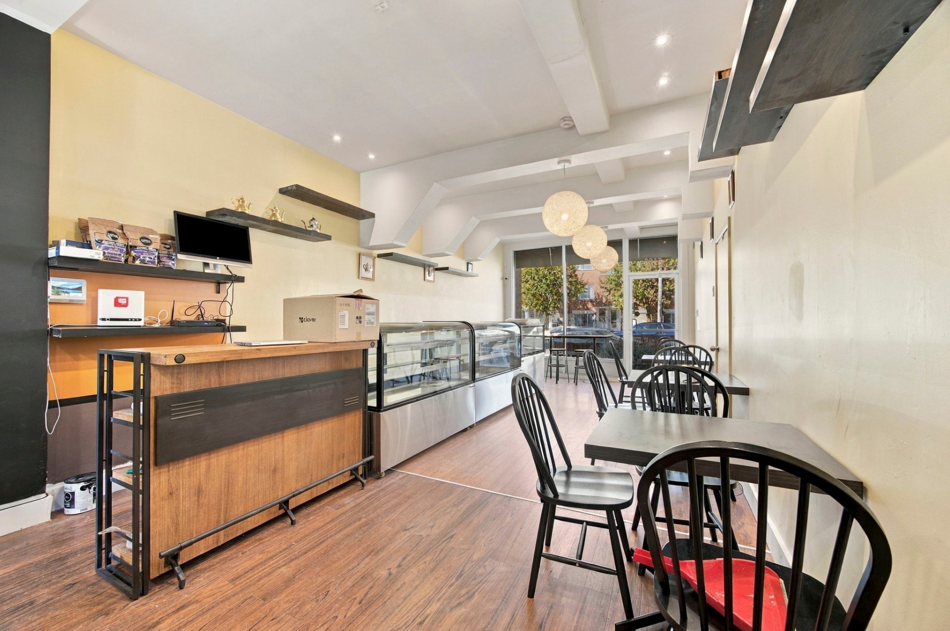 Café - seating area, other view