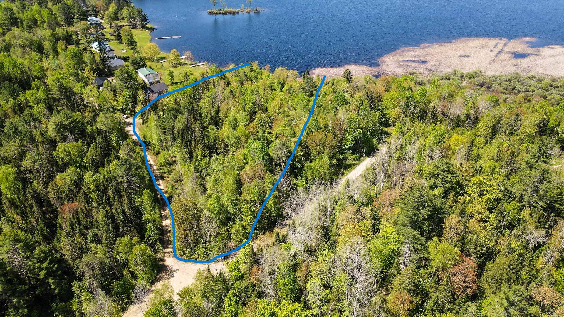 le dessin en bleu indique le terrain approximatif